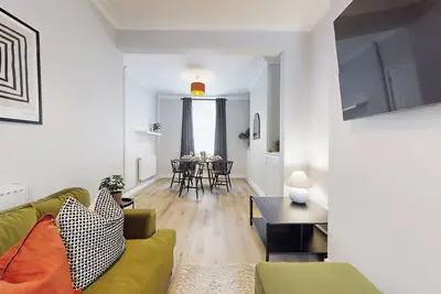 Image de Stylish 3-Bed, 2 Bath City Centre Gem in Cardiff | Walk to Stadiums & Shops