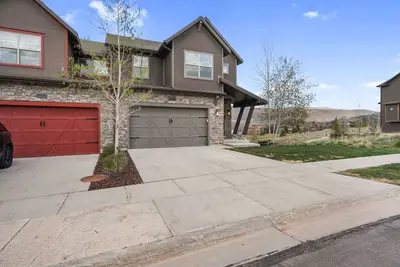 Image de New Listing! Family friendly 4 bedroom/3. 5 bath townhome 10 mins to Pc