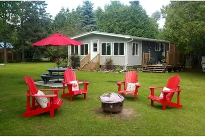 Image de Beautiful lakefront cottage on quiet lake.