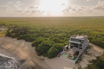 Image de Villa de luxe front mer avec piscine, chef & staff