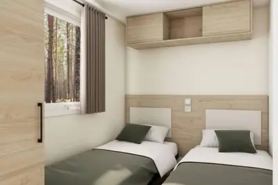 Image de Bungalow au camping Holiday Marina 5 ★ à Port Grimaud. Amaragge, terrain de padel.