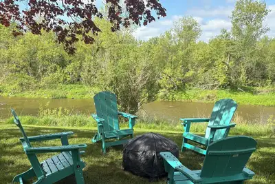 Image de The cottage on the Credit River, cast a line or float lazily down the river.