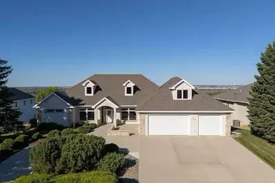 Image de Spacious 5br River Retreat - Pool, Sauna, Golf & Stunning Views