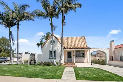 Image de Cheerful 6-Bedroom Villa by the sea with hot tub