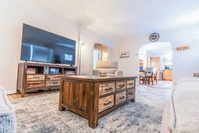 Image de Cozy 3-Br bungalow w/ private backyard, playground, basement game room, & views