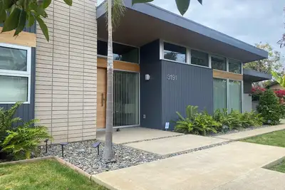 Image de Spectacular Mid-Century Gem with Ocean and Garden Views