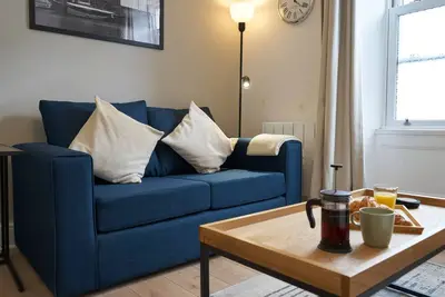 Stylish Central 1 Bed Apartment by Kahuna Stays