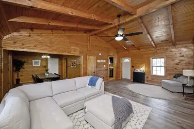 Image de Charming 3-bedroom house with cozy cabin-inspired interior