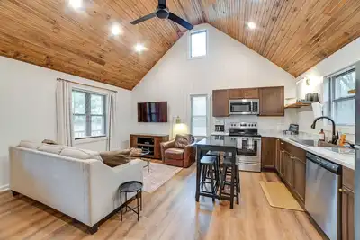 Image de Walk to Marina: Springville Cabin w/ Fire Pit!