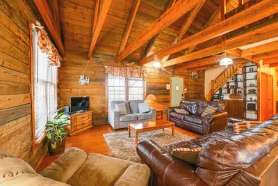 Image de Game Room & Decks: Family Cabin in Springville!