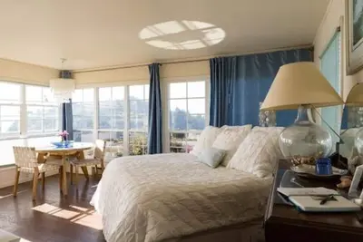 Image de Large, Comfortable Room with Kitchenette and Magnificent Views