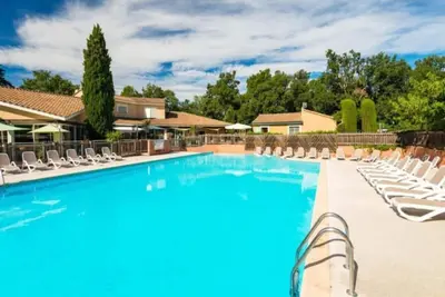 Image de Mazet Provençal climatisé piscine parking 5 pers