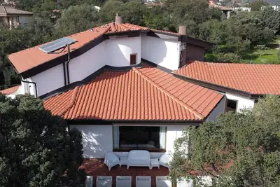 Image de Villa surrounded by green hills overlooking the sea