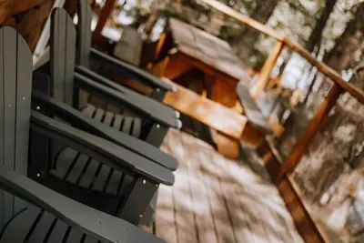 Image de Private two-bedroom cottage with a sunny wrap-around deck