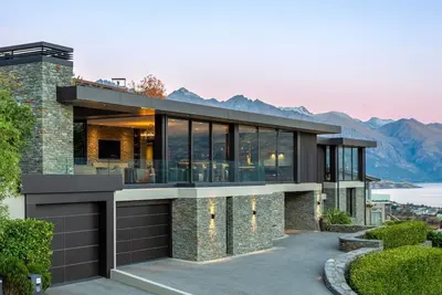 Stunning Modern Home Overlooking Queenstown Bay