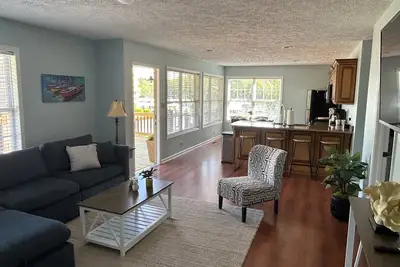 Image de Newly refreshed, charming 3-bedroom Pickwick Lake house located at Grand Harbor!