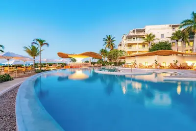 Image de Escape to Luxury with Pool, Ocean Views, and Gourmet Dining in Turks and Caicos