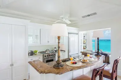 Image de 2-Bedroom Ocean View Penthouse at The Palms, Free Parking & Beachfront Pool