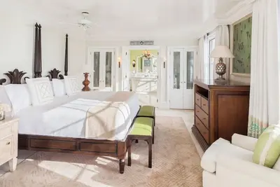 Image de Unwind in Luxury with Pool, Gourmet Dining, and Stunning Beachfront Views