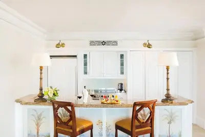 Image de Exclusive Beachfront Getaway with Pool, Gourmet Dining, and Breathtaking Views