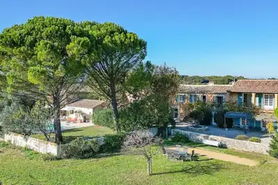 Mas provencal avec piscine au milieu des vignes