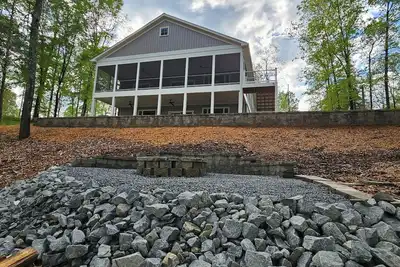 Image de New Luxury Lakefront Getaway! Panoramic Views, New Hot Tub, Game Room & Kayaks!