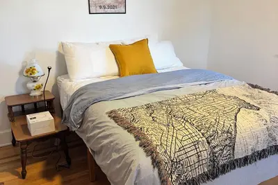 Image de Newly renovated 2 story space with home office next to the Hudson River.