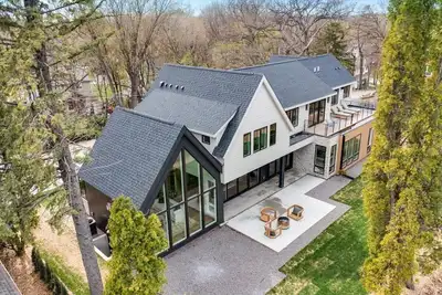 Image de Welcome to LakeHus - Luxury Urban Lake Home on coveted Lake Minnewashta