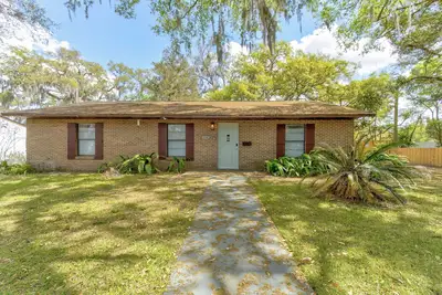 Image de Happy Palette Home: Close to downtown+the lake! Fenced yard with outdoor dining