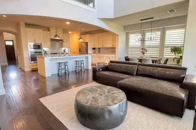 Image de Beautiful Home with Media Room