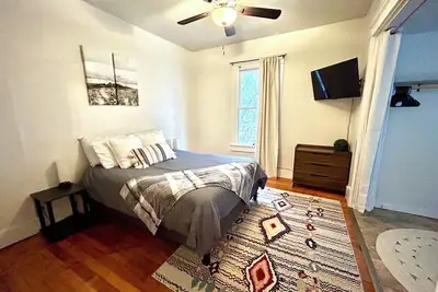 Image de Charming Getaway - Cozy 2 Bed 1 Bath Near It All