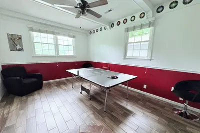 Image de Spacious Retro Inspired & Pet Friendly Home Near Wet N Wild