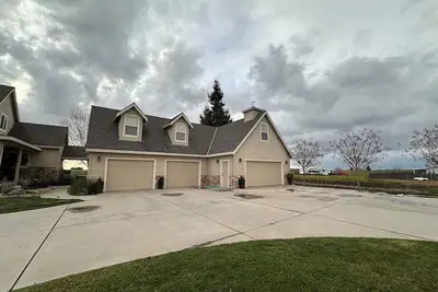 Image de Cozy, Quiet Guest Farmhouse Studio Above Garage With A View Great For Families