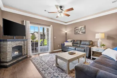 Image de Golf Course Views & Poolside Walk-Out Condo