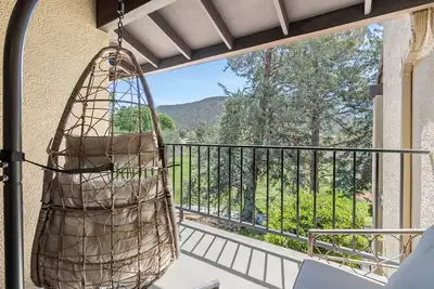 Image de Sedona Copper Springs: A luxury 2-bedroom townhome with stunning red rock views.