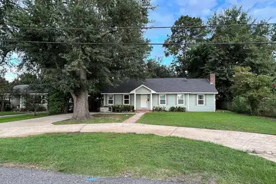 Image de Stylish 3br in Garden District near parks, river views, Neville High, and Ulm.