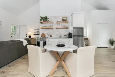 Oak Valley | King Bed, Sun Deck & Outdoor Shower, Full Kitchen, Fire-pit