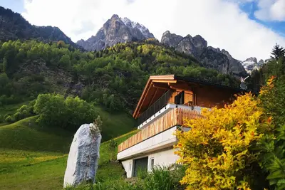 Image de Studio 'Tribulaun - Lodge 1' avec vue sur les montagnes, terrasse privée et Wi-Fi