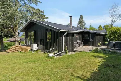 Image de Cottage with fjord view in lovely Vellerup
