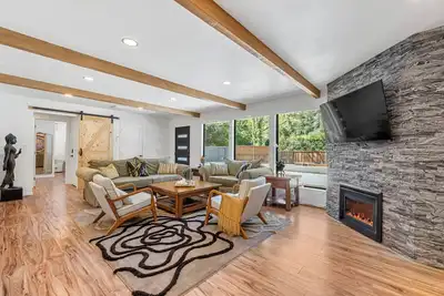 Image de Modern elegance in the redwoods, steps from the magnificent river beach