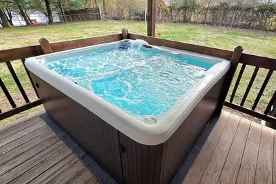 Image de The Crystal House ~ With Hottub + Hidden Bar Room + Game Room! Wow!