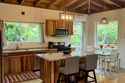 Image de Private home centrally located between west bay and west end