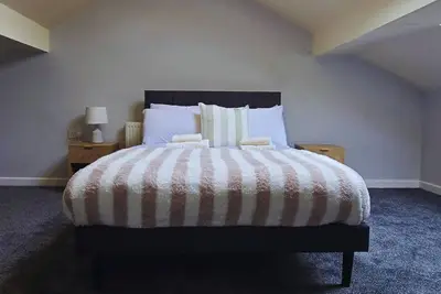 Image de Comfy Entire Apartment with Free Parking in Bury Town