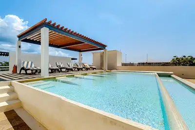 Image de All-suite apartment near beach with private balcony, rooftop pool, & kitchen