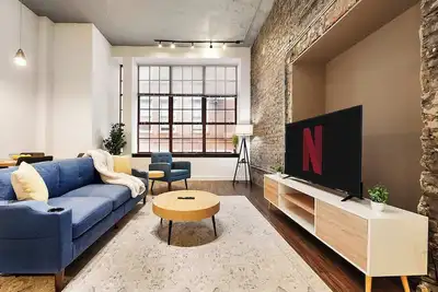 Image de Located in the heart of the lively Cultural District, our spacious and stylish loft offers both elegance and convenience. Enjoy modern luxury just a brief drive from the energy of Steelers Stadium.