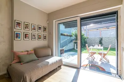 GuestHost- Elegant one-bedroom apartment with private garden