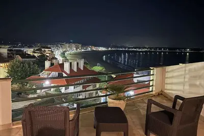 Image de Live the Beach Life, Duplex Apartment with Beach Views and 3 minute walk!