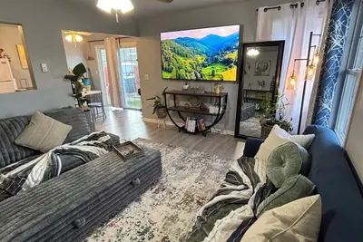 Image de Charming Feathers Theme Home, King Bed, 2-bedroom house in Aurora with WiFi