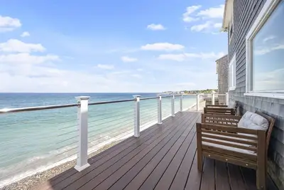 Image de Stunning and Stilted - Luxury Oceanfront Escape with Deck, Direct Beach Access, Minutes to Downtown!