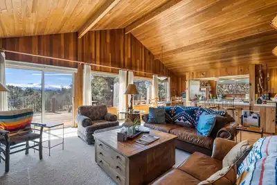 Image de Breathtaking Panoramic Valley and Mountain Views, Enjoy From Hot Tub, Huge Deck, or Home, plus Bbq